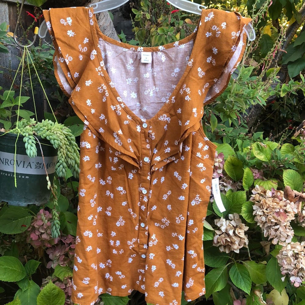 Old Navy! NEW! floral button up tee.